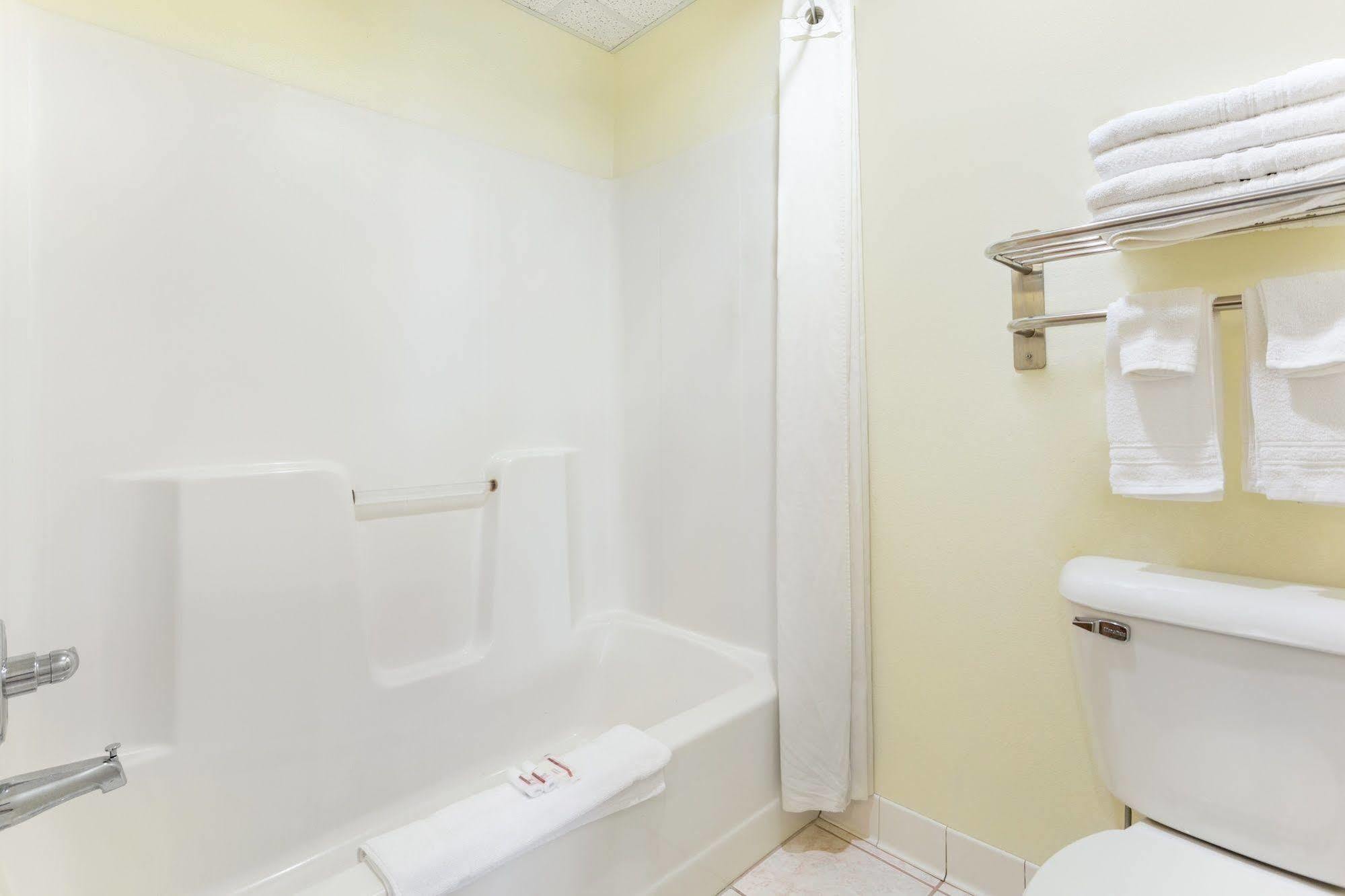 ซูเปอร์ 8 บาย วินด์แฮม มัสคาไทน์ Hotel Muscatine ภายนอก รูปภาพ
